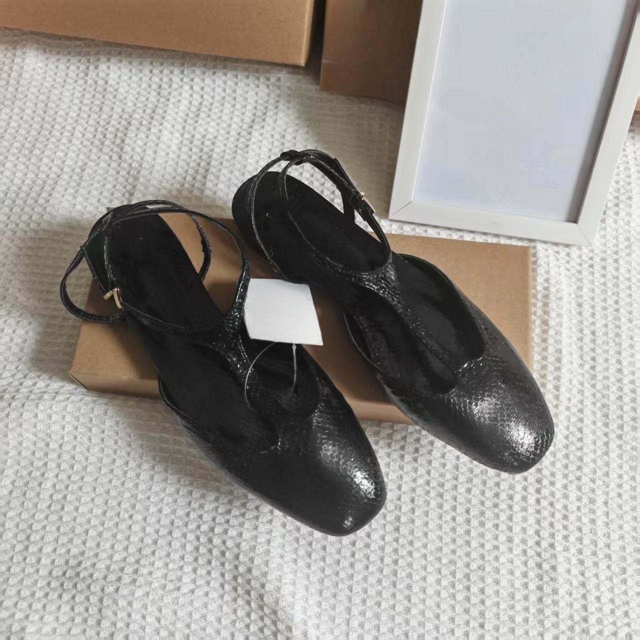 Women's 2025 New Fashion Joker Baotou Design Flat Sandals Shallow Hollow Rear Strap Shoes.
