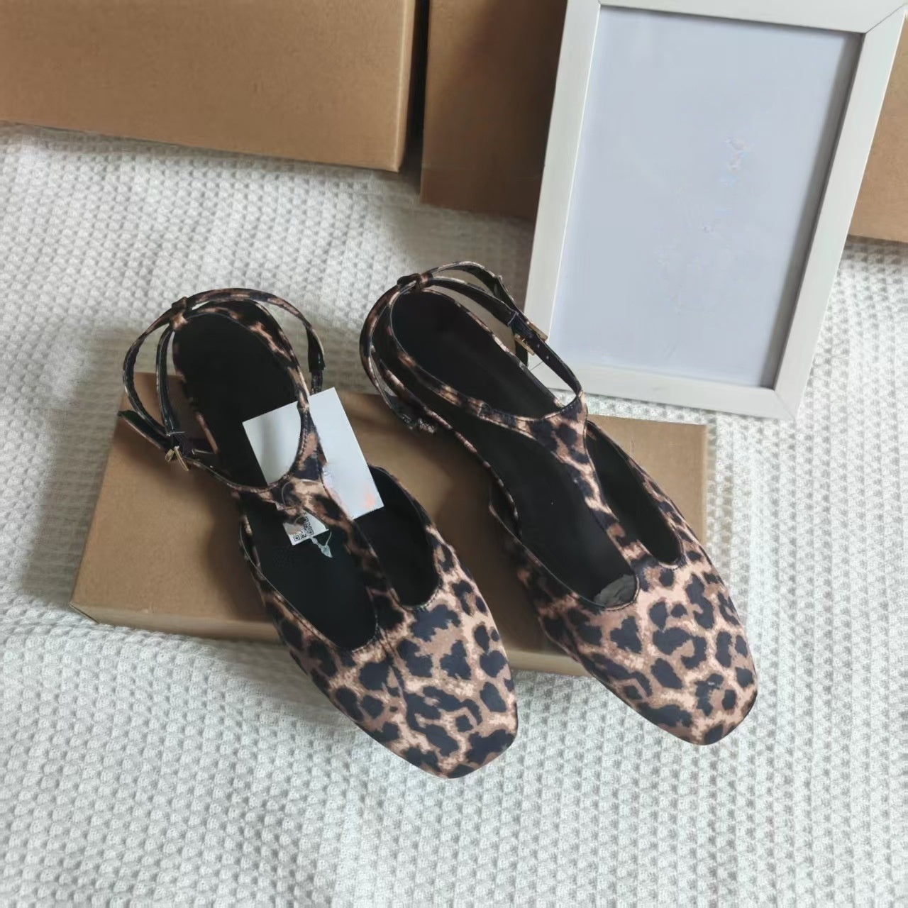 Women's 2025 New Fashion Joker Baotou Design Flat Sandals Shallow Hollow Rear Strap Shoes.